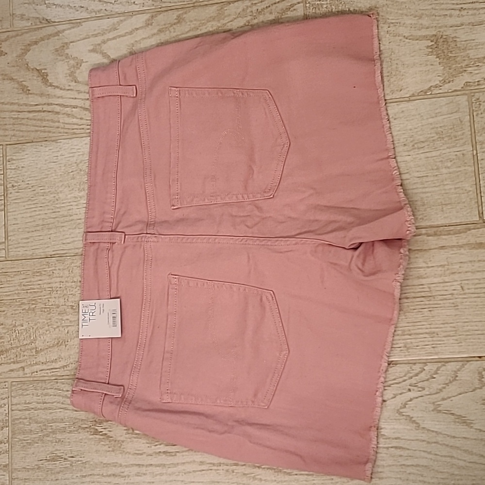 Time and Tru Button Fly Mauve Jean Shorts in a Size 16 BNWT! - Picture 4 of 4